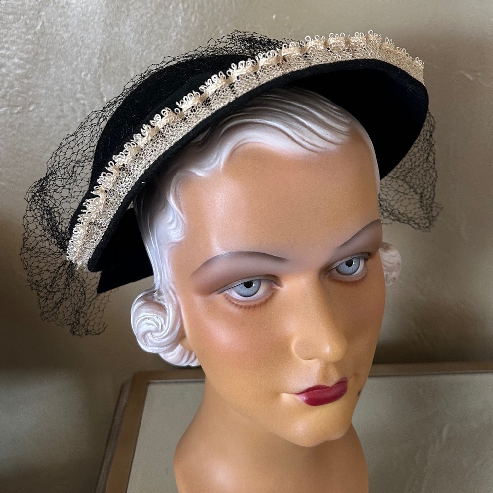 CLASSY 1940s' BLACK FELT HAT + OPEN CROWN AT BACK, LARGE BOW, WHITE TRIM & VEIL - Picture 7 of 13